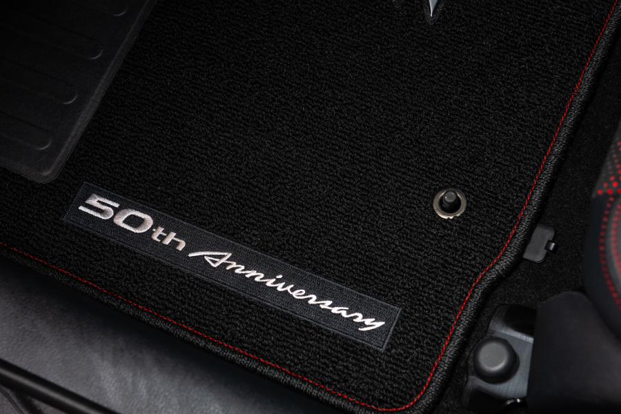 Детали интерьера Nissan 370Z 50th Anniversary (Z34) 2019 года  (NA) (фото 9 из 29)